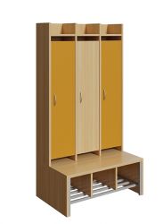 Spindgarderobe mit groer Tr